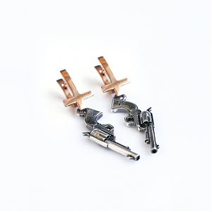 Серьги кресты золотые, пистолеты серебряные, чернение. 