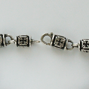 Байкерская атрибутика-Браслет серебряный с Мальтийскими крестами, чернение.