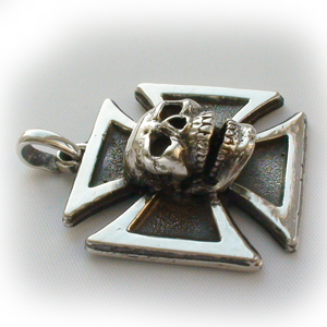 Байкерская атрибутика-Байкерская подвеска серебряная мальтийский крест череп