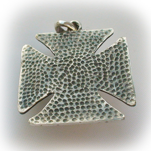 Байкерская атрибутика-Байкерская подвеска серебряная мальтийский крест череп