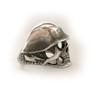 Кольцо серебряное Череп в немецкой каске, чернение.