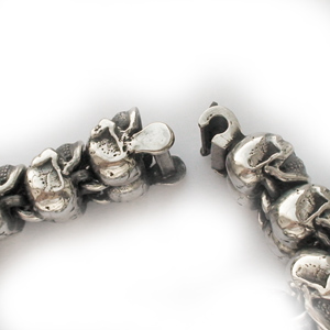 Байкерская атрибутика-Байкерский браслет серебряный Черепа, чернение.