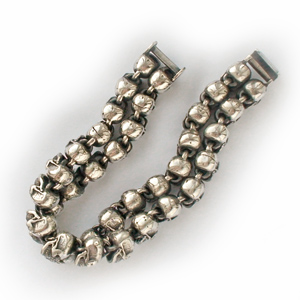 Байкерская атрибутика-Байкерский браслет серебряный Черепа, чернение.